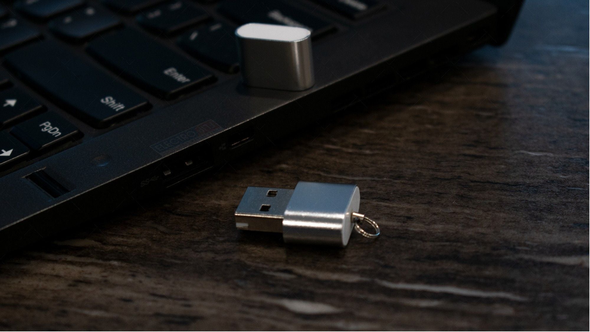 Trusty Metal Memory Card Reader for Swift Data Transfer works on PC - PowerPort Electronics