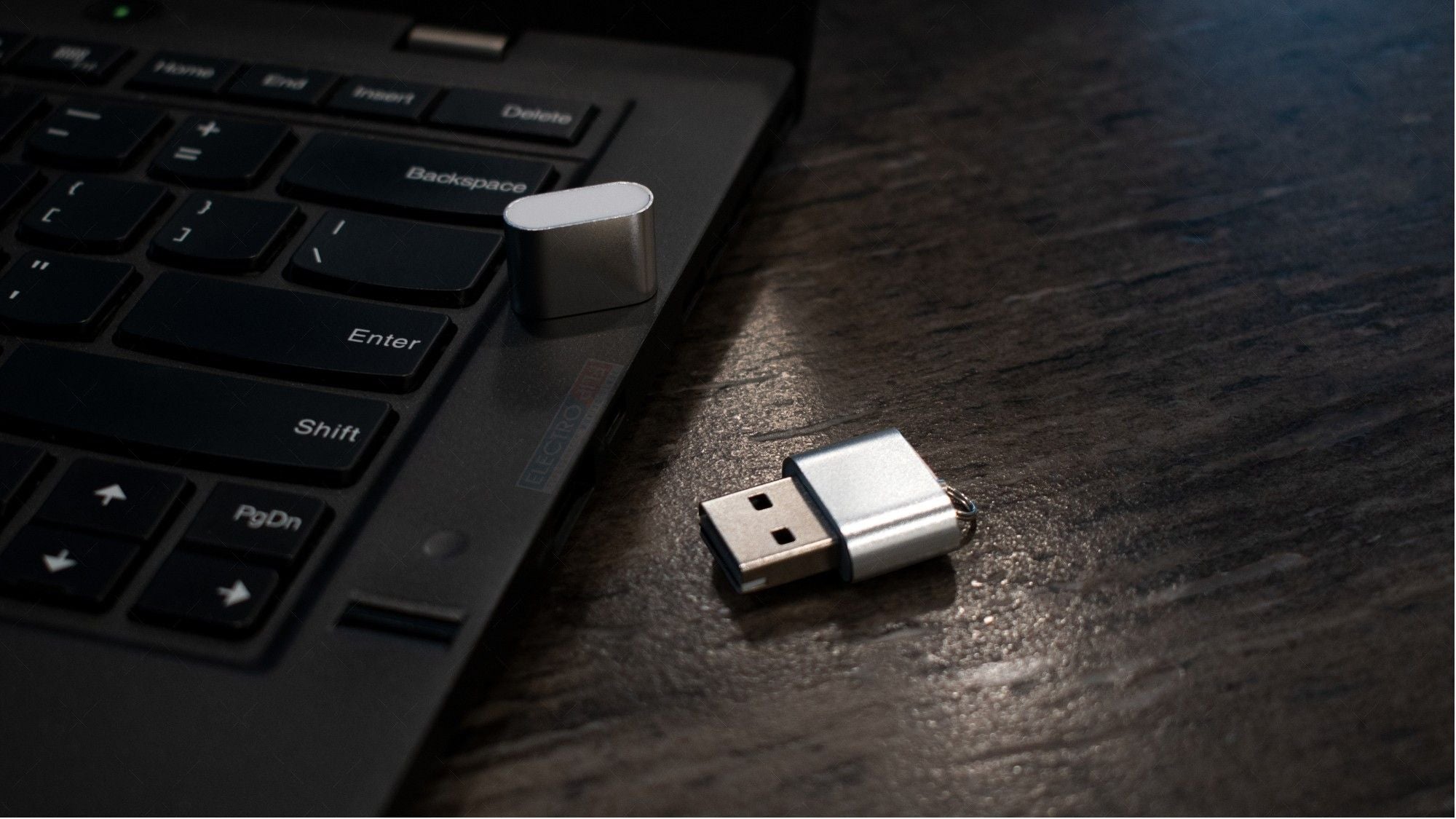Trusty Metal Memory Card Reader for Swift Data Transfer works on PC - PowerPort Electronics