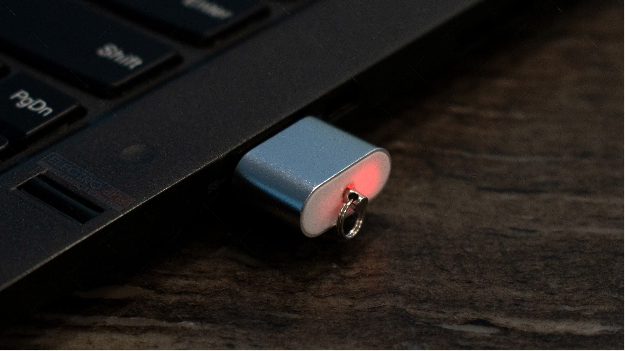 Trusty Metal Memory Card Reader for Swift Data Transfer works on PC - PowerPort Electronics